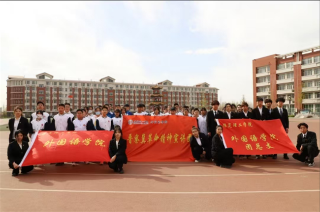 晋察冀革命精神宣讲 用英语讲好中国故事——米乐mile官方网站外国语学院晋察冀革命精神宣讲团走进中小学课堂