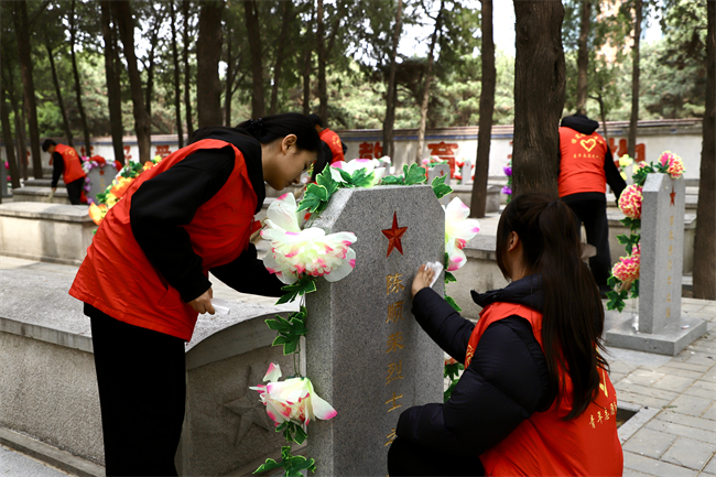 清明缅怀先烈志 青春共筑家国梦 ——米乐mile官方网站开展主题祭扫活动