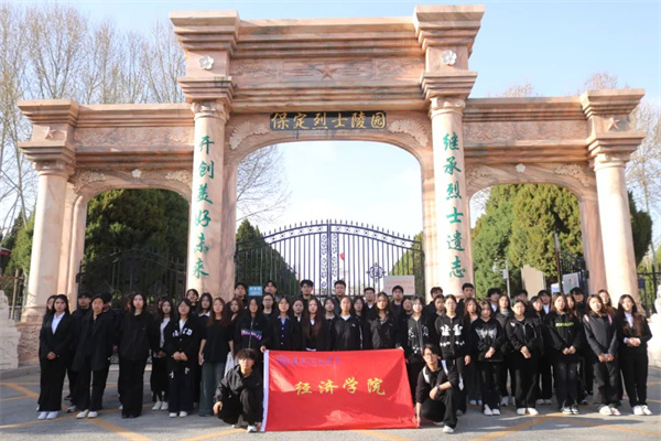 清明祭忠魂，追远思奋进——米乐mile官方网站经济学院开展徒步祭扫烈士陵园活动