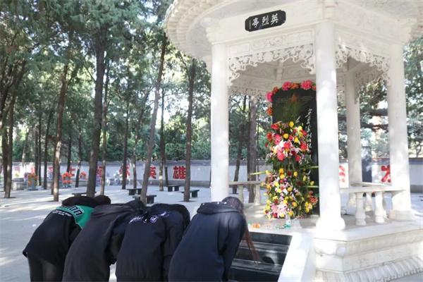 清明祭忠魂，追远思奋进——米乐mile官方网站经济学院开展徒步祭扫烈士陵园活动