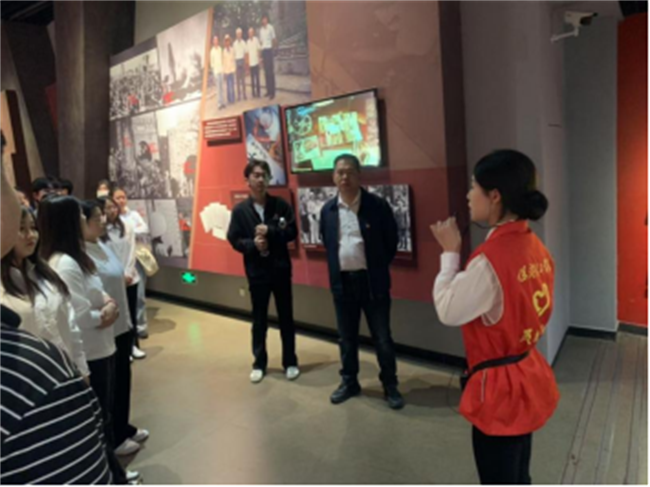 传承红色基因，勇做时代新人//外国语学院组织青年党员去冉庄学习