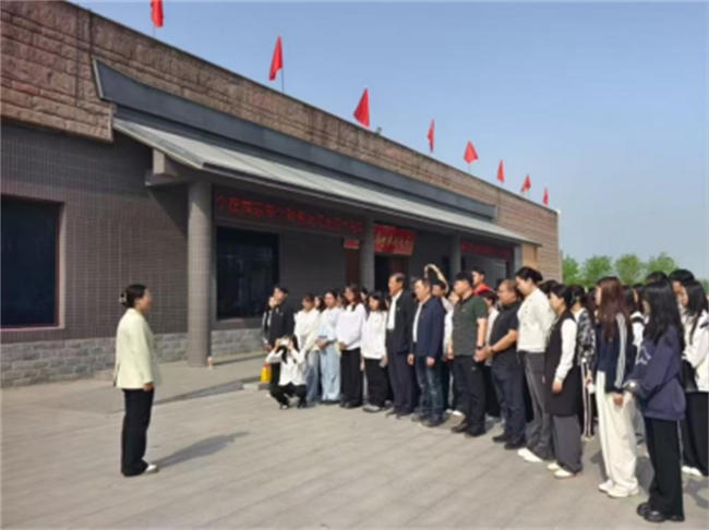 传承红色基因，勇做时代新人//外国语学院组织青年党员去冉庄学习