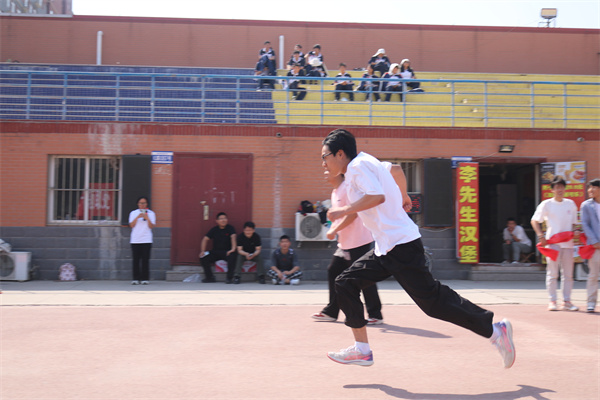 “康”体赋能展活力 “经”英逐梦共燃情——康复医学院联合经济学院共同举办4*100M激情接力比赛