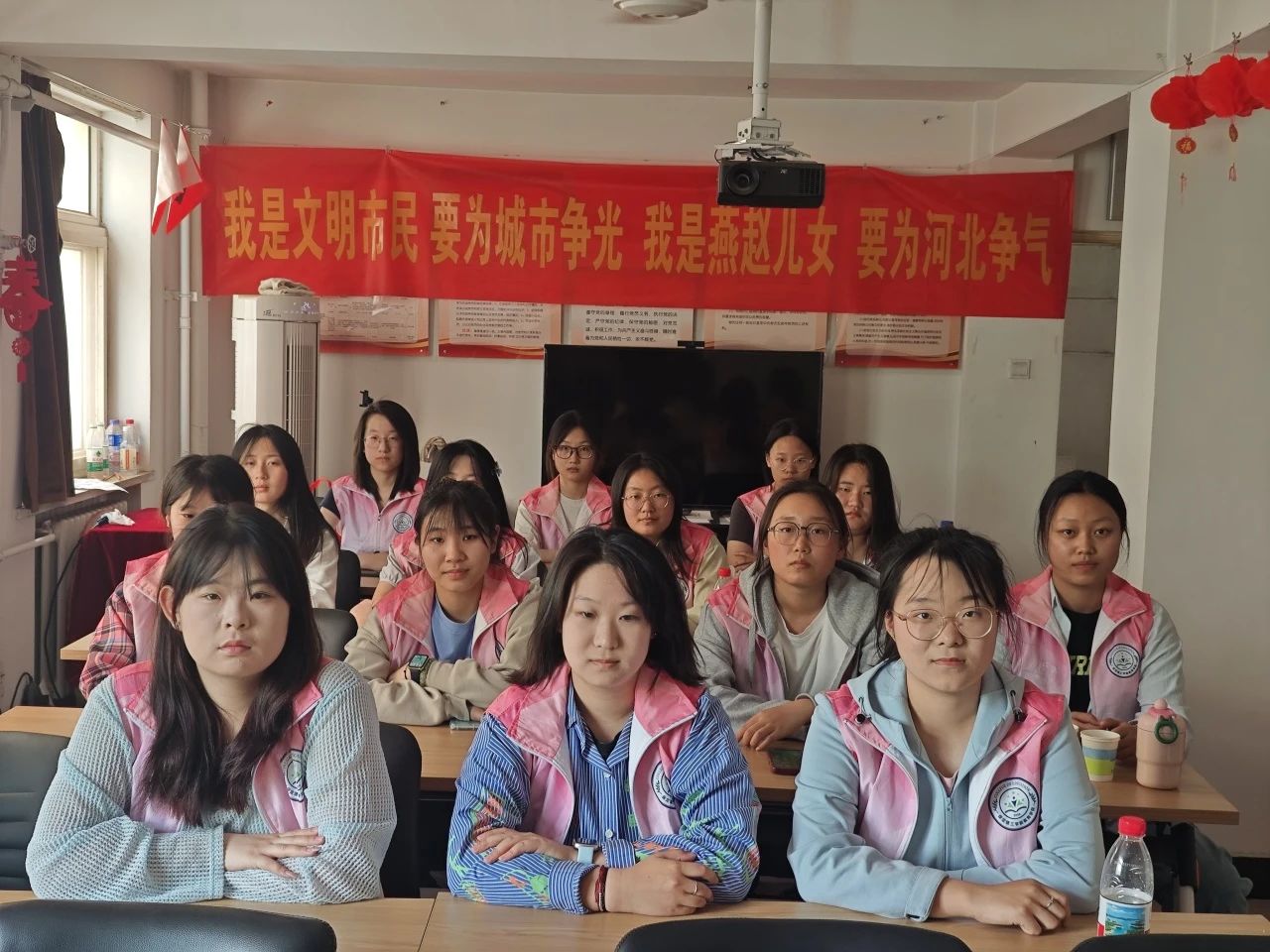 教育学院走进莲池区六一社区开展“书香满六一 阅读逐梦行”世界图书日主题宣讲活动