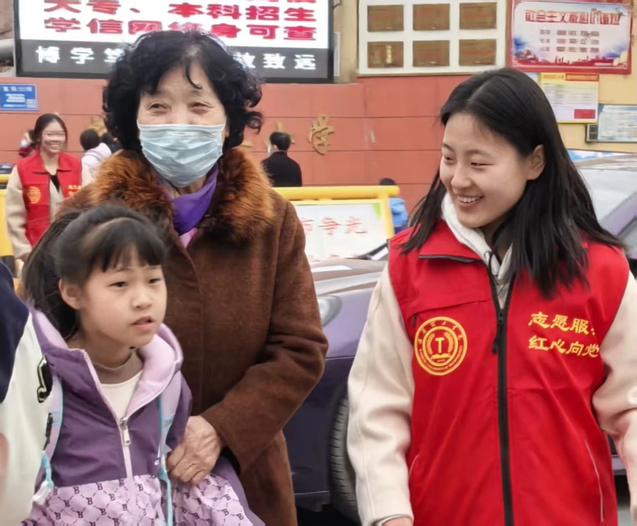 学生支部 “学”途有爱，党员护航--小学交通志愿服务行动