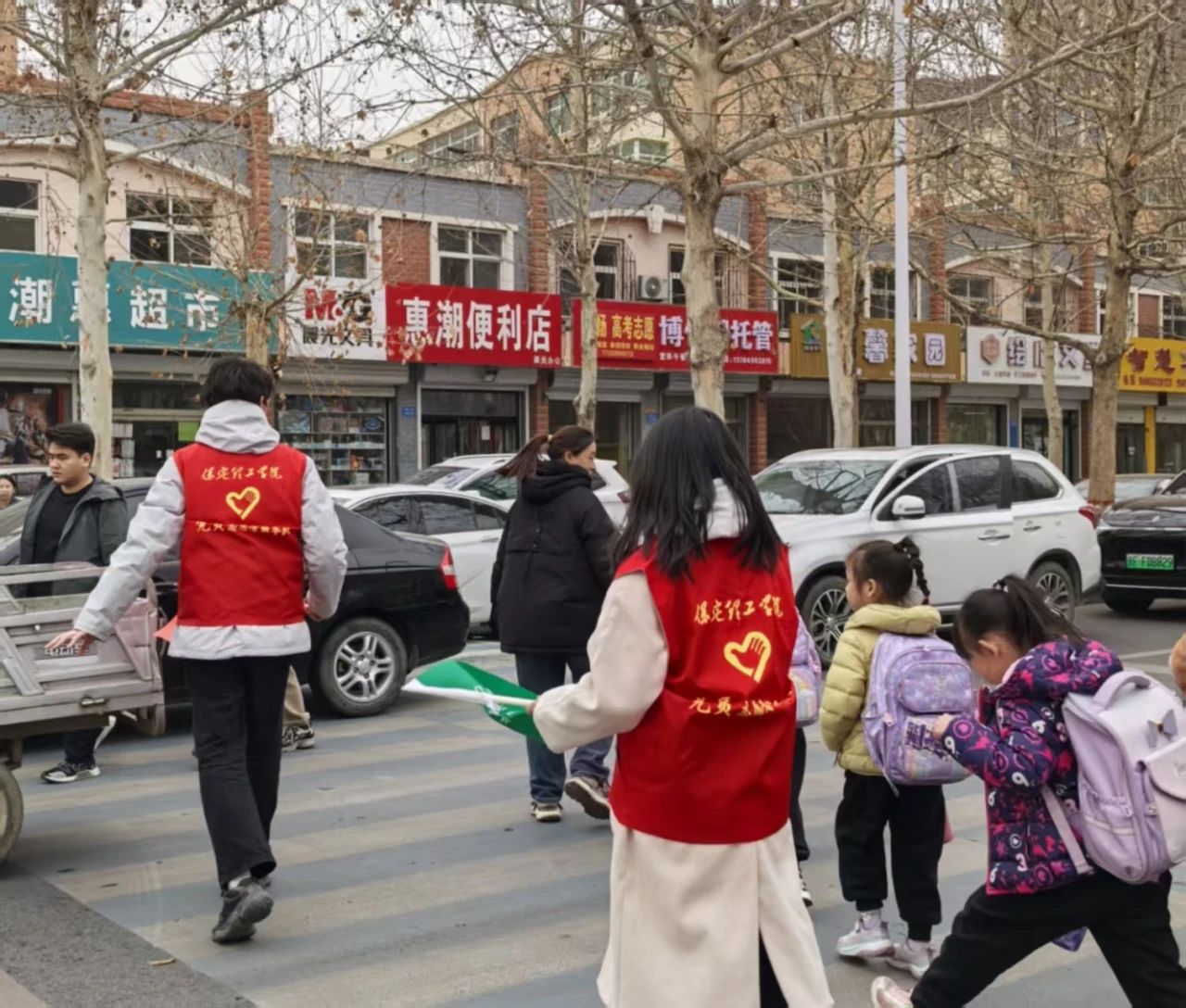学生支部 “学”途有爱，党员护航--小学交通志愿服务行动