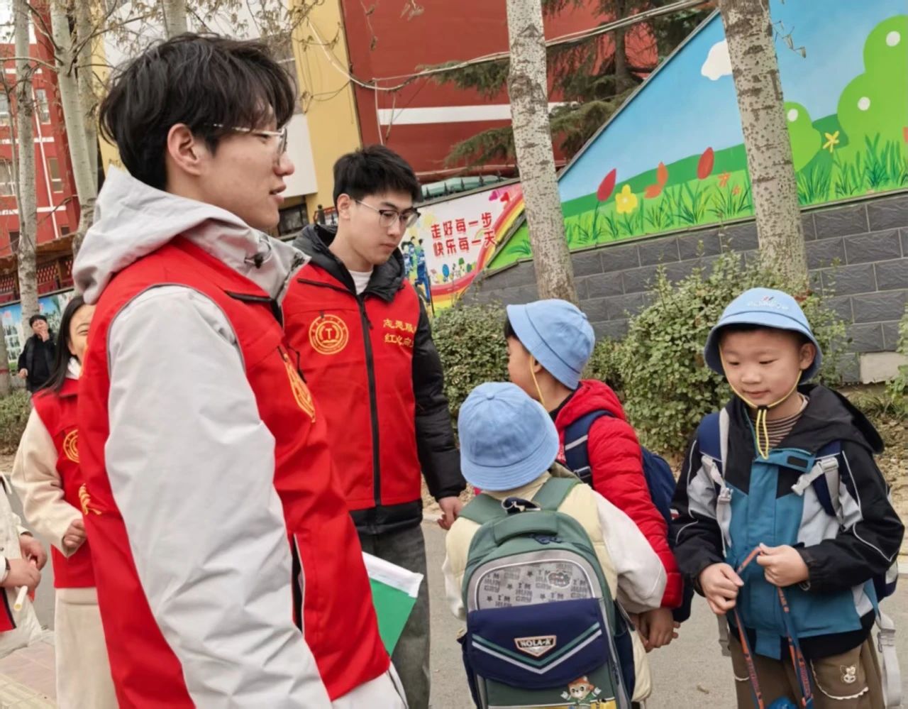 学生支部 “学”途有爱，党员护航--小学交通志愿服务行动