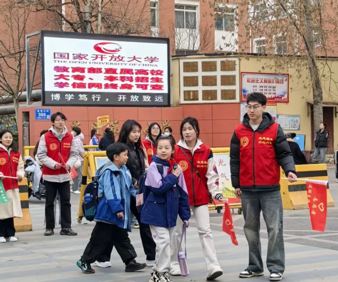 学生支部 “学”途有爱，党员护航--小学交通志愿服务行动
