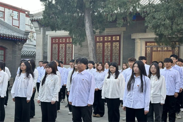 米乐mile官方网站经济学院举行2024年新发展团员入团仪式暨留法勤工俭学运动纪念馆主题教育活动