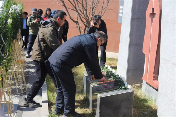 “礼敬捐献•延续大爱”康复医学院组织师生参加遗体器官捐献缅怀纪念活动