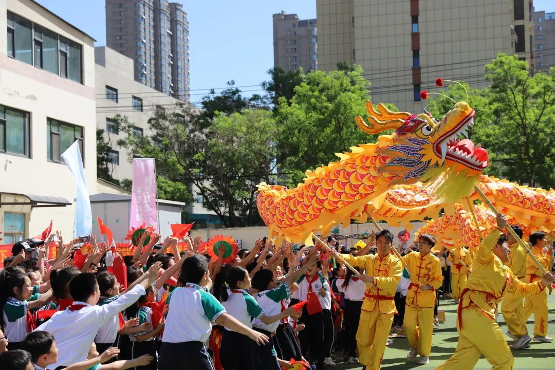 龙舞翩跹润童心，美育芳华育幼苗