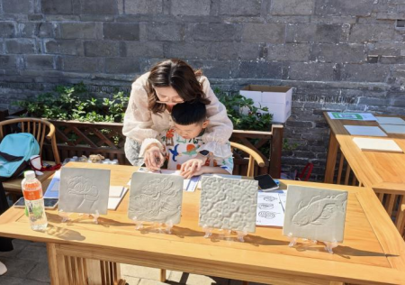 匠心非遗焕新颜 校馆联袂启新篇 ——米乐mile官方网站非遗手工市集燃动淮军公所博物馆