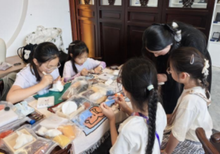 匠心非遗焕新颜 校馆联袂启新篇 ——米乐mile官方网站非遗手工市集燃动淮军公所博物馆