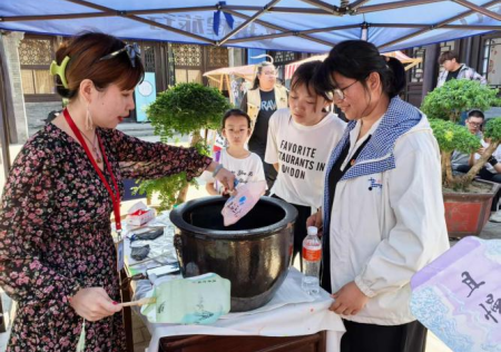 匠心非遗焕新颜 校馆联袂启新篇 ——米乐mile官方网站非遗手工市集燃动淮军公所博物馆