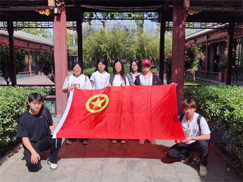 “告白青春”与团旗团徽合影活动