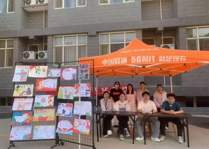 “青春心向团，筑梦新时代”与团旗团徽合影