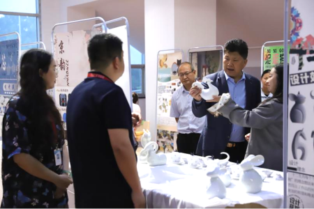 贺阳教育集团董事长周虎震 莅临艺术学院2025届毕业作品展参观指导