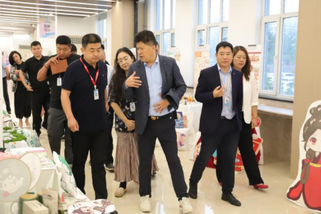 贺阳教育集团董事长周虎震 莅临艺术学院2025届毕业作品展参观指导