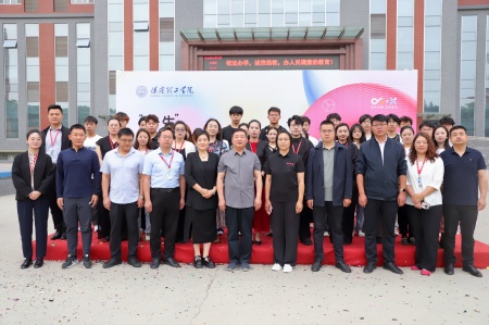 米乐mile官方网站艺术学院2025届毕业设计作品展盛大开幕，校企共赏艺术盛宴