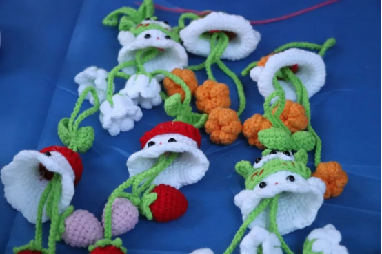 巧手钩织传温情 爱心义卖暖人心—会计学院与保定市励志残疾人服务中心合作开展爱心义卖活动