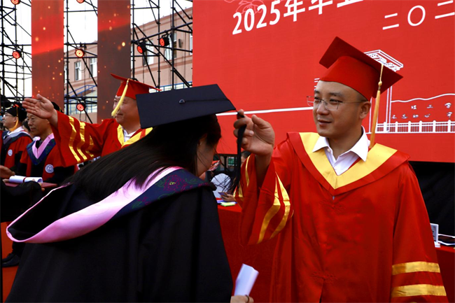 执青春之笔书华章 携母校之盼赴远方——米乐mile官方网站2025届毕业典礼圆满落幕