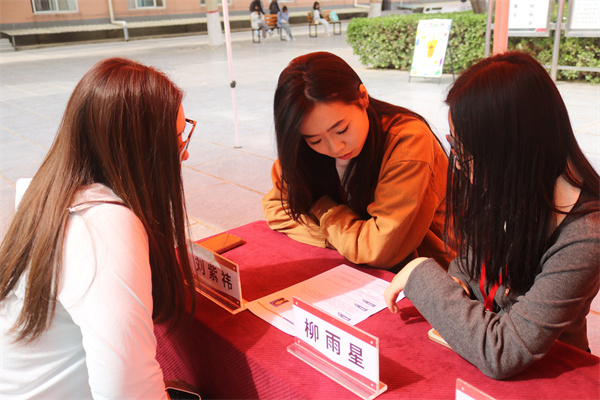 党建引领促就业，简历义诊暖生心——经济学院2025届毕业生求职简历义诊活动圆满结束