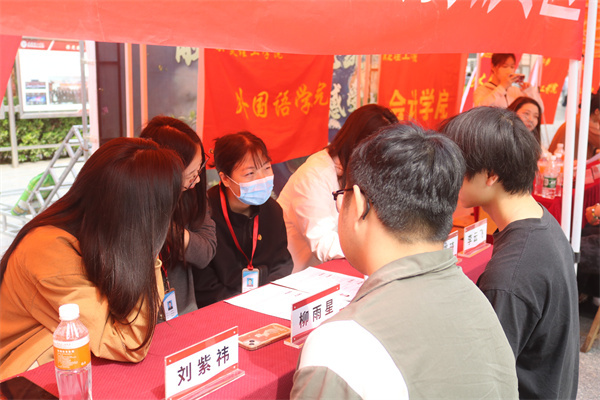 党建引领促就业，简历义诊暖生心——经济学院2025届毕业生求职简历义诊活动圆满结束