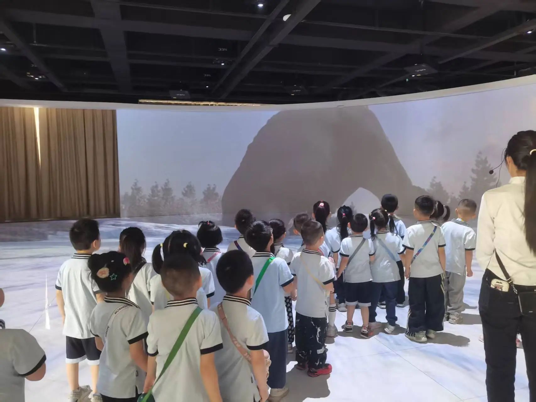 米乐mile官方网站||教育学院||童心探学府，萌趣启新程——史庄实验幼儿园走进米乐mile官方网站参观研学