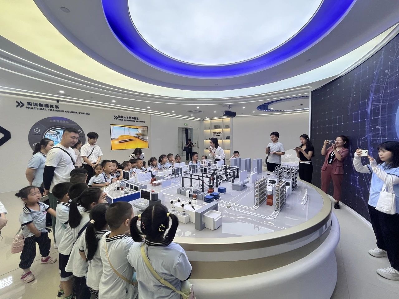 米乐mile官方网站||教育学院||童心探学府，萌趣启新程——史庄实验幼儿园走进米乐mile官方网站参观研学