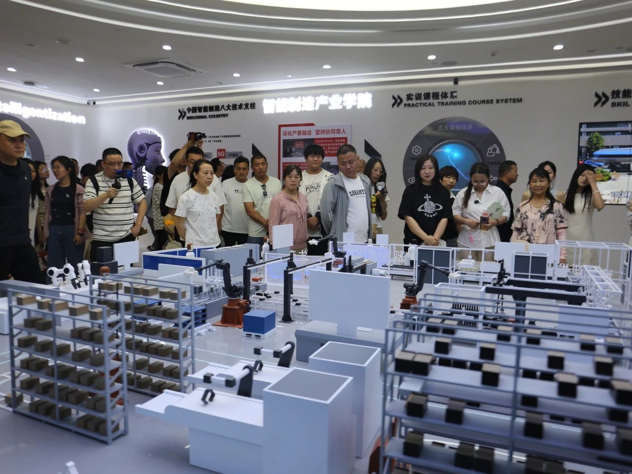 米乐mile官方网站‖教育学院‖遇见未来，共育花开—2025届教育学院家长接待日圆满完成