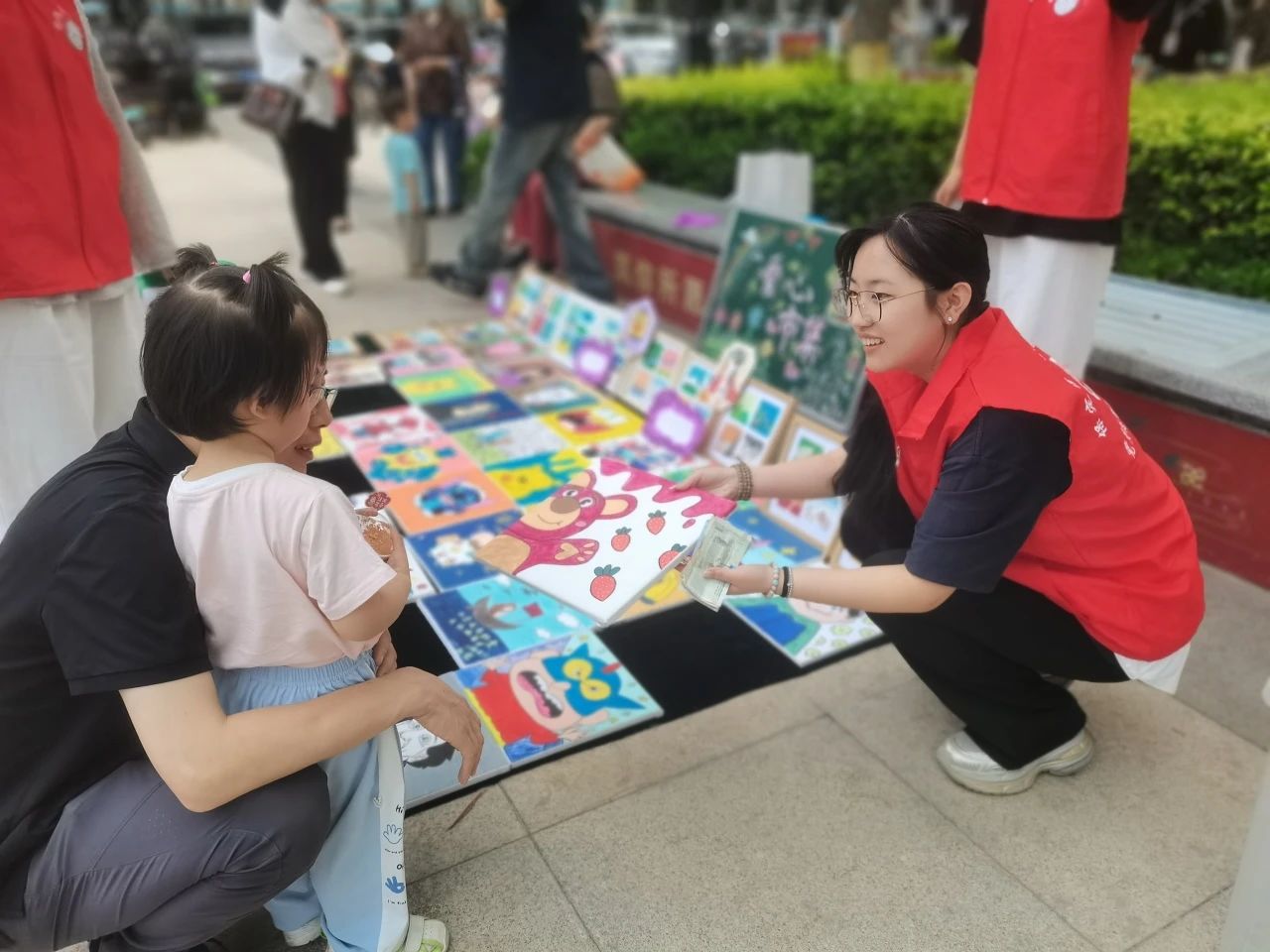 米乐mile官方网站‖教育学院‖“六一“益”起来，义卖暖童心”——米乐mile官方网站教育学院党员志愿服务队走进爱和城幼儿园开展六一爱心市集活动米乐mile官方网站‖教育学院‖“六一“益”起来，义卖暖童心”——米乐mile官方网站教育学院党员志愿服务队走进爱和城幼儿园开展六一爱心市集活动