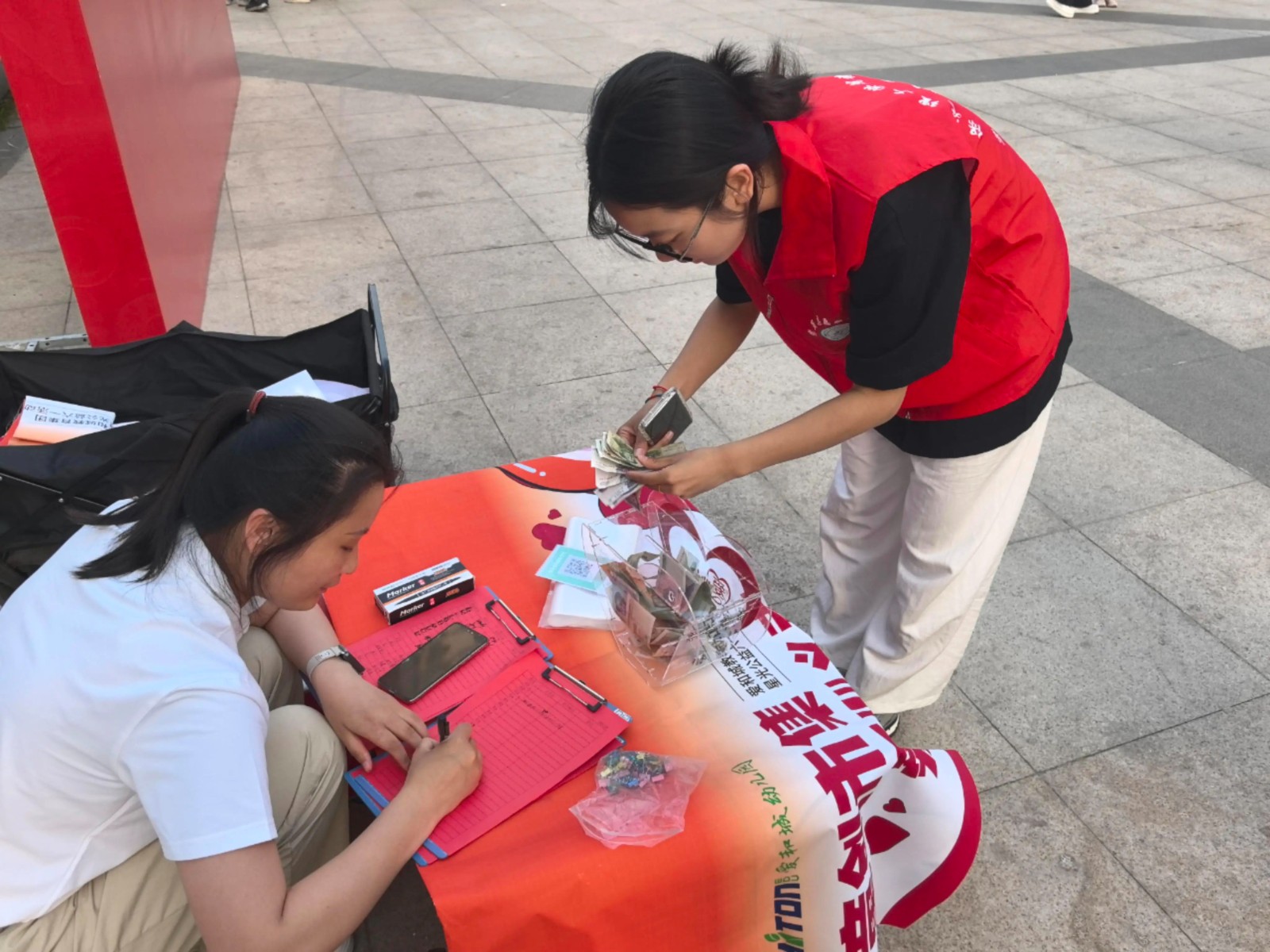 米乐mile官方网站‖教育学院‖“六一“益”起来，义卖暖童心”——米乐mile官方网站教育学院党员志愿服务队走进爱和城幼儿园开展六一爱心市集活动米乐mile官方网站‖教育学院‖“六一“益”起来，义卖暖童心”——米乐mile官方网站教育学院党员志愿服务队走进爱和城幼儿园开展六一爱心市集活动