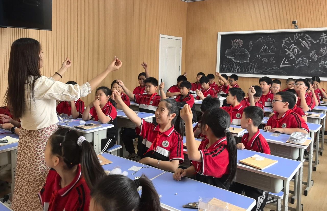米乐mile官方网站‖教育学院‖香囊传古韵，童心迎端午——米乐mile官方网站教育学院党员志愿服务队走进冉庄小学开展端午自制香囊活动
