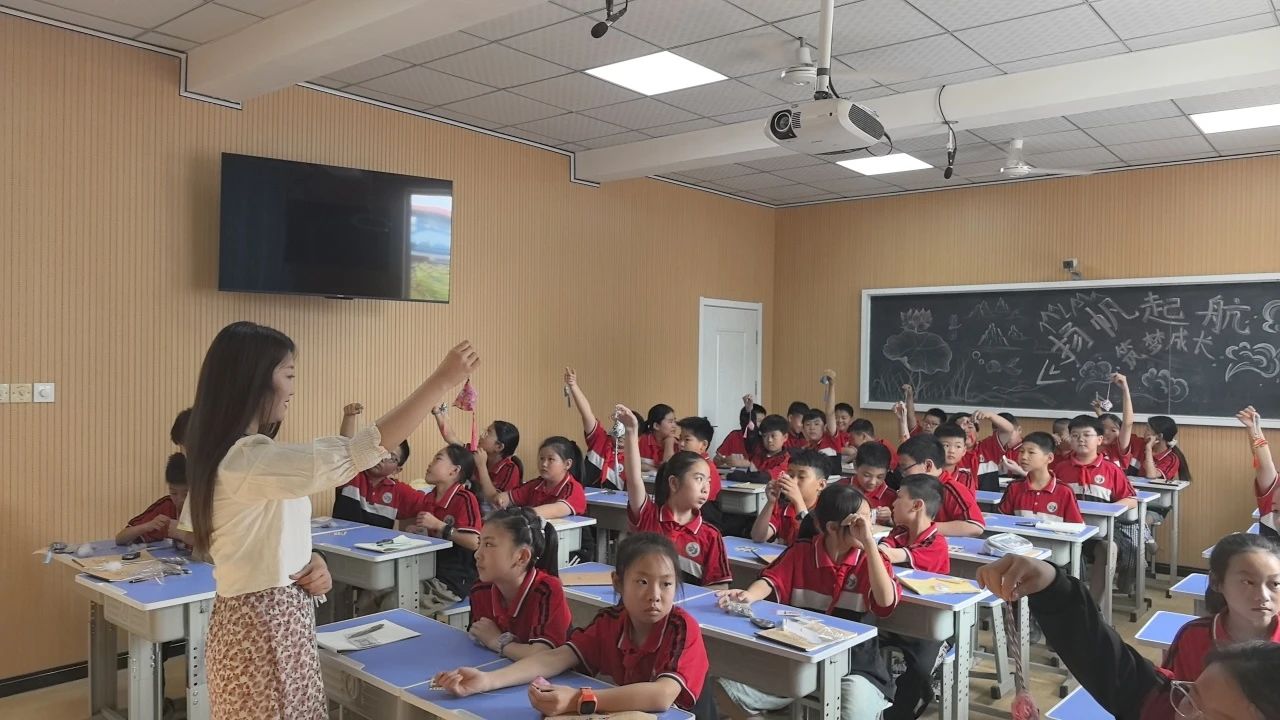 米乐mile官方网站‖教育学院‖香囊传古韵，童心迎端午——米乐mile官方网站教育学院党员志愿服务队走进冉庄小学开展端午自制香囊活动