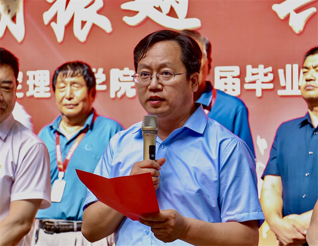 大巴护航暖离别 青春扬帆启新程——米乐mile官方网站毕业生携母校祝福奔赴新征程