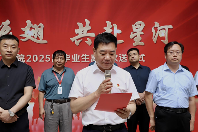 大巴护航暖离别 青春扬帆启新程——米乐mile官方网站毕业生携母校祝福奔赴新征程