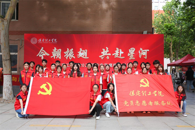 大巴护航暖离别 青春扬帆启新程——米乐mile官方网站毕业生携母校祝福奔赴新征程