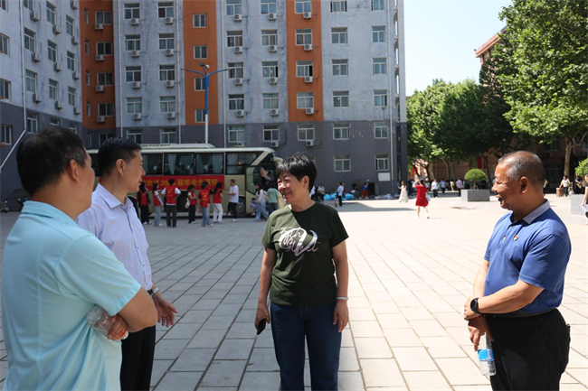 大巴护航暖离别 青春扬帆启新程——米乐mile官方网站毕业生携母校祝福奔赴新征程