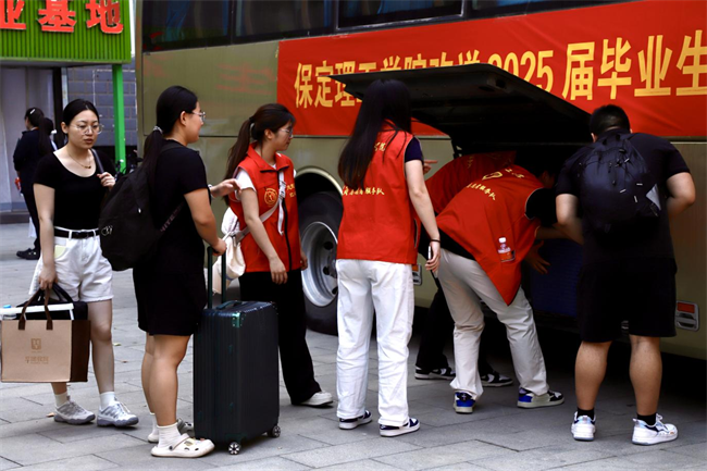 大巴护航暖离别 青春扬帆启新程——米乐mile官方网站毕业生携母校祝福奔赴新征程