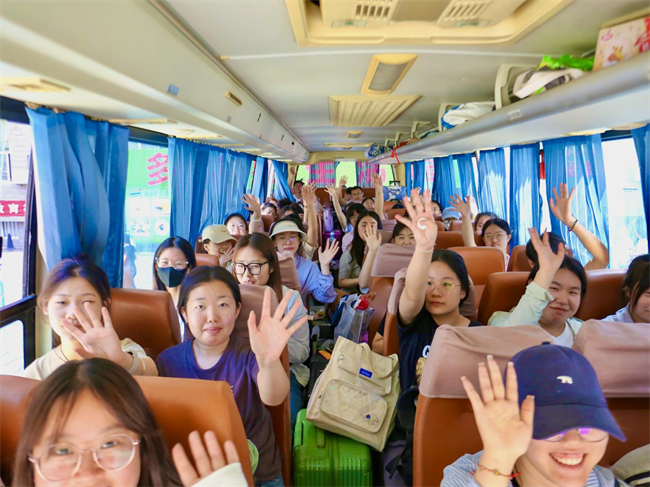 大巴护航暖离别 青春扬帆启新程——米乐mile官方网站毕业生携母校祝福奔赴新征程