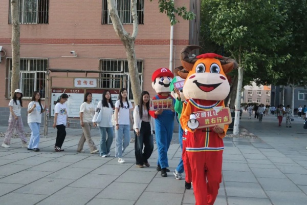 行走小管家：文明行走润校园，素养养成促成长