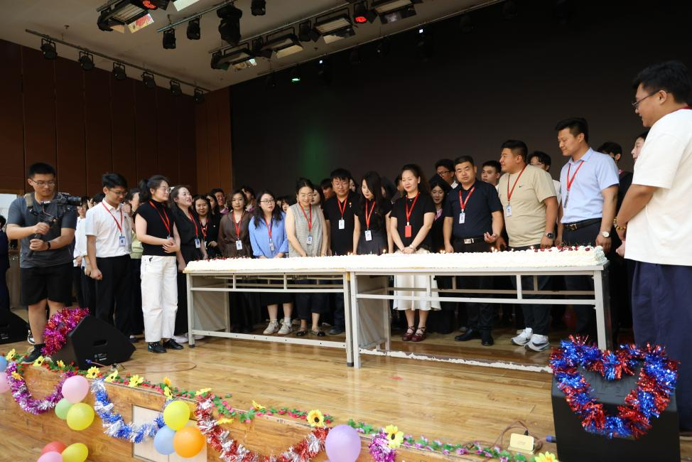 “拨穗正冠 礼成芳华”艺术学院2025届毕业典礼暨学位授予仪式完美收官