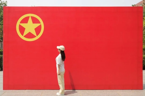 “我与团旗团徽合个影”：定格青春印记 镌刻初心使命