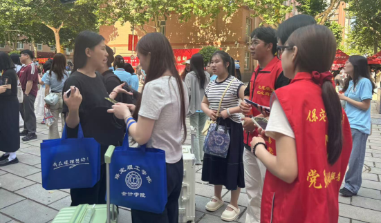 行将致远 暖心护航——米乐mile官方网站“红心向党”党员志愿者服务队为2025届毕业生平安离校保驾护航