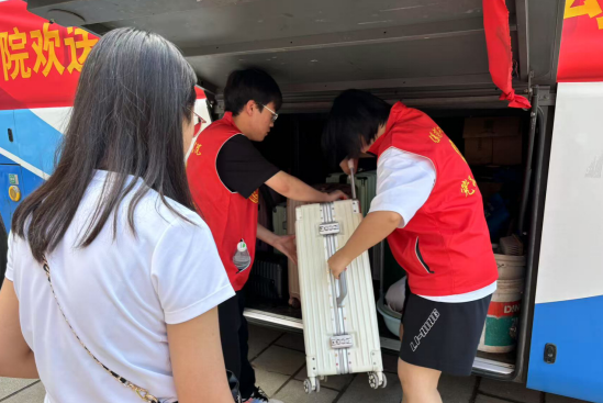 行将致远 暖心护航——米乐mile官方网站“红心向党”党员志愿者服务队为2025届毕业生平安离校保驾护航