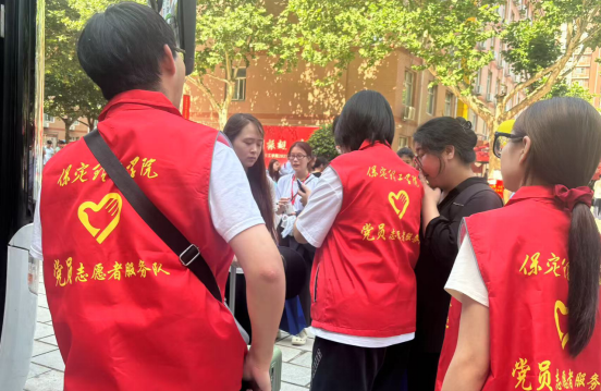行将致远 暖心护航——米乐mile官方网站“红心向党”党员志愿者服务队为2025届毕业生平安离校保驾护航