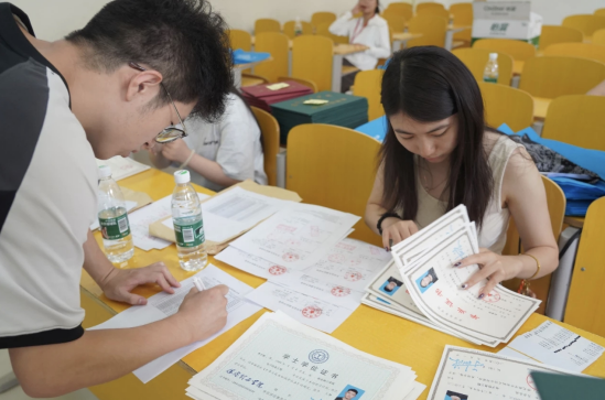 行将致远 暖心护航——米乐mile官方网站“红心向党”党员志愿者服务队为2025届毕业生平安离校保驾护航