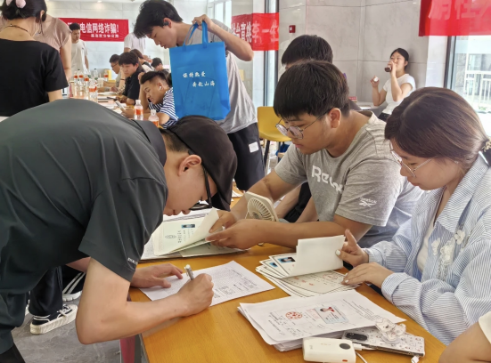 行将致远 暖心护航——米乐mile官方网站“红心向党”党员志愿者服务队为2025届毕业生平安离校保驾护航