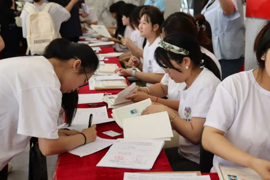 行将致远 暖心护航——米乐mile官方网站“红心向党”党员志愿者服务队为2025届毕业生平安离校保驾护航