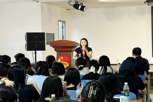 经济学院2026届国际经济与贸易专业毕业论文动员大会正式召开